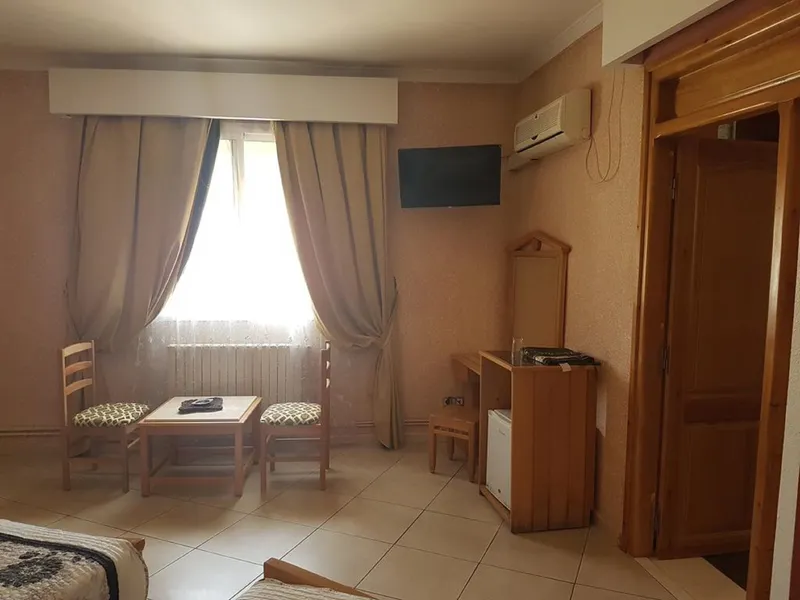Charme El Cheikh Hôtel, Oran — Chambre avec deux grands lits